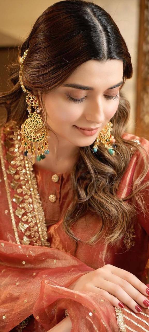 ਨਿਮਰਤ ਖਹਿਰਾ ਨੇ ਆਪਣੀਆਂ ਨਵੀਆਂ ਤਸਵੀਰਾਂ ਸੋਸ਼ਲ ਮੀਡੀਆ 'ਤੇ ਸ਼ੇਅਰ ਕੀਤੀਆਂ ਹਨ। ਜਿਨ੍ਹਾਂ ਵਿੱਚ ਅਦਾਕਾਰਾ ਰਾਇਲ ਲੁੱਕ 'ਚ ਨਜ਼ਰ ਆ ਰਹੀ ਹੈ।