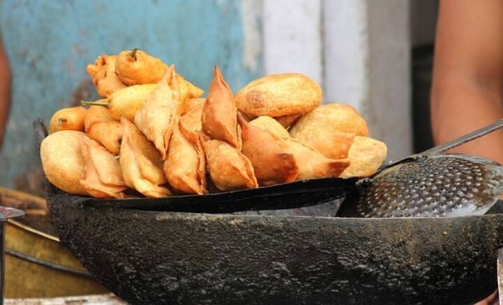 দ্বিতীয় বার গরম করা তেল খেলে এমনিতেই প্রদাহজনিত জ্বালা বাড়ে। তা থেকে ক্যান্সারও হতে পারে। কারণ দ্বিতীয় বার তেল গরম করলে তা থেকে পলিসাইক্লিক অ্যারোম্যাটিক হাইড্রোকার্বনের মতো উপাদান বের হয়। বের হয় অ্যালডিহাইডসও।