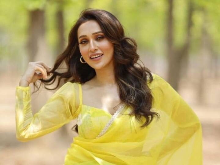 मिमी चक्रवर्ती एक फेसम बंगाली एक्ट्रेस होने के साथ-साथ एक पॉलिटिशियन भी हैं. वो एक अदाकारा जरूर हैं लेकिन वो अपनी फिटनेस के लिए अपने फेवरेट फूड से बिल्कुल कॉम्प्रमाइज नहीं करतीं. मिमी को बंगाल की झालमुड़ी, समोसे और चाप बहुत पसंद है. इसके साथ ही वह उबले हुए आलू, टमाटर, प्याज और चटपचे मसालों से बने आलू काबली बड़े शौक से खाती हैं.