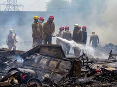 Delhi: शास्त्री पार्क इलाके में झुग्गी-बस्ती में भीषण आग लगने से अफरातफरी, कई सिलेंडर फटे, देखें तस्वीरें