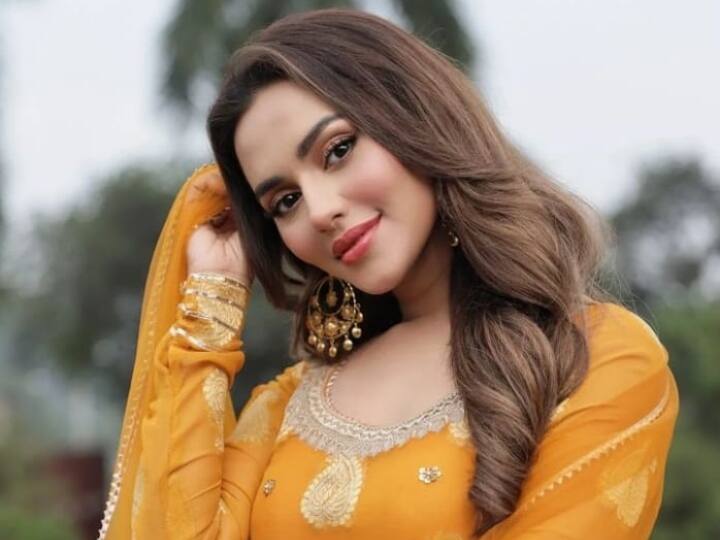 कोलकाता की कचौड़ी काफी फेमस है और नुसरत फारिया के ये फेवरेट खानों में से एक है. यही नहीं नुसरत को पुचका के साथ-साथ चनाचूर, प्याज और नींबू के रस से मिलाकर बनता है.