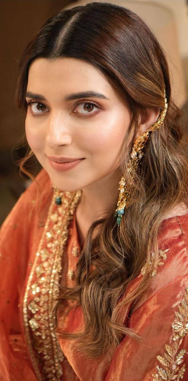 ਉਸ ਨੇ ਆਰੇਂਜ ਰੰਗ ਦਾ ਪੰਜਾਬੀ ਸੂਟ ਪਾਇਆ ਹੋਇਆ ਹੈ, ਇਹ ਰੰਗ ਨਿਮਰਤ 'ਤੇ ਕਾਫੀ ਜਚ ਰਿਹਾ ਹੈ। ਇਸ ਦੇ ਨਾਲ ਨਾਲ ਉਸ ਨੇ ਆਂਪਣੇ ਲੁੱਕ ਨੂੰ ਹੈਵੀ ਝੁਮਕਿਆਂ, ਖੁੱਲ੍ਹੇ ਵਾਲਾਂ ਤੇ ਮਿਨੀਮਲ ਮੇਕਅੱਪ ਨਾਲ ਪੂਰਾ ਕੀਤਾ।