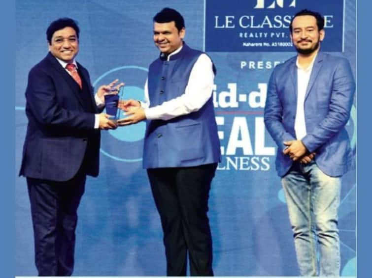 Dr Vinod Sonawane Awarded Excellence In Hair Transplant By Deputy CM Devendra Fadanavis