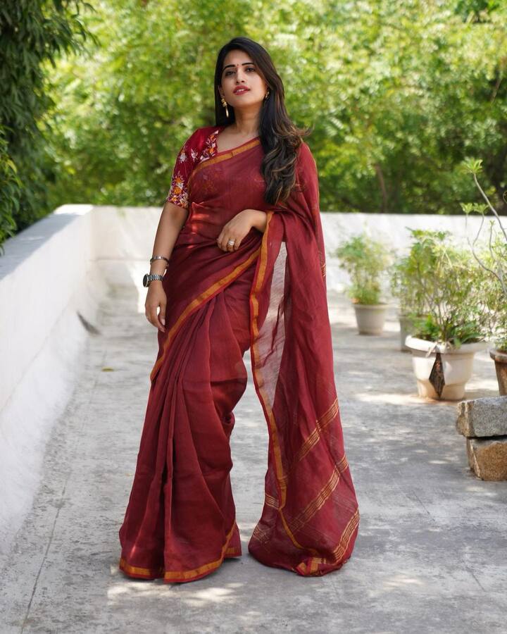 తాజాగా ఈ ముద్దుగుమ్మ పోస్టు చేసిన చీర ఫోటోలు నెట్టింట్లో బాగా వైరల్ అవుతున్నాయి. Photo Credit: sravanthi_chokarapu/ instagram