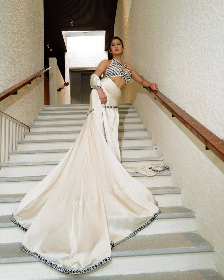 इन तस्वीरों में सारा ने दुल्हन के बाद रेट्रो लुक में अपनी अदाओं का जलवा बिखेरा है. जो फैंस को काफी पसंद आ रहा है.