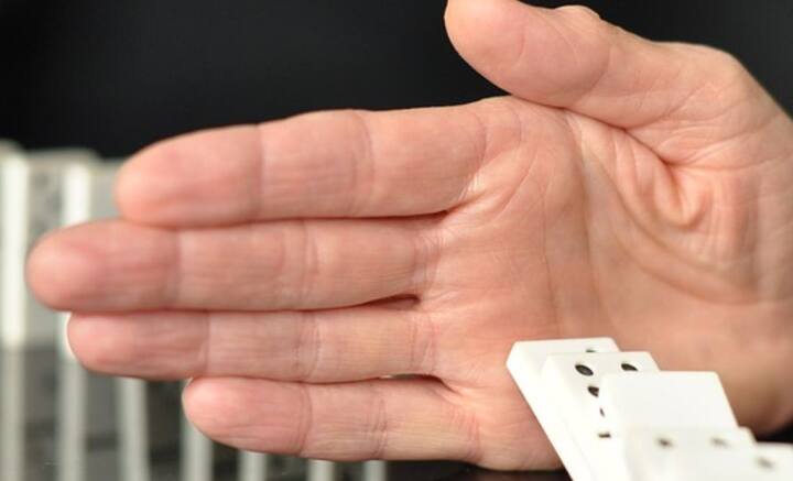 ভালবাসার সঙ্গে আপনা থেকেই জন্মায় অধিকারবোধ। প্রিয় মানুষটিকে সারাক্ষণ দেখতে পাওয়া, তাঁকে আগলে রাখার তাগিদ অনুভব করি আমরা। কিন্তু এই অধিকার বোধ কখনও সখনও মাত্রা ছাড়ায়।