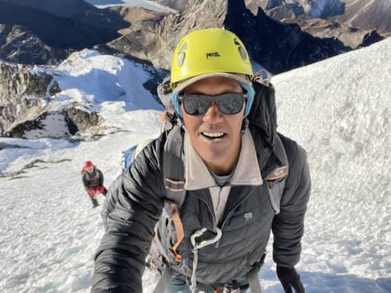 આવા લોકોને શેરપા કહેવામાં આવે છે, જેઓ તેમના ચડતા કૌશલ્ય માટે જાણીતા છે.