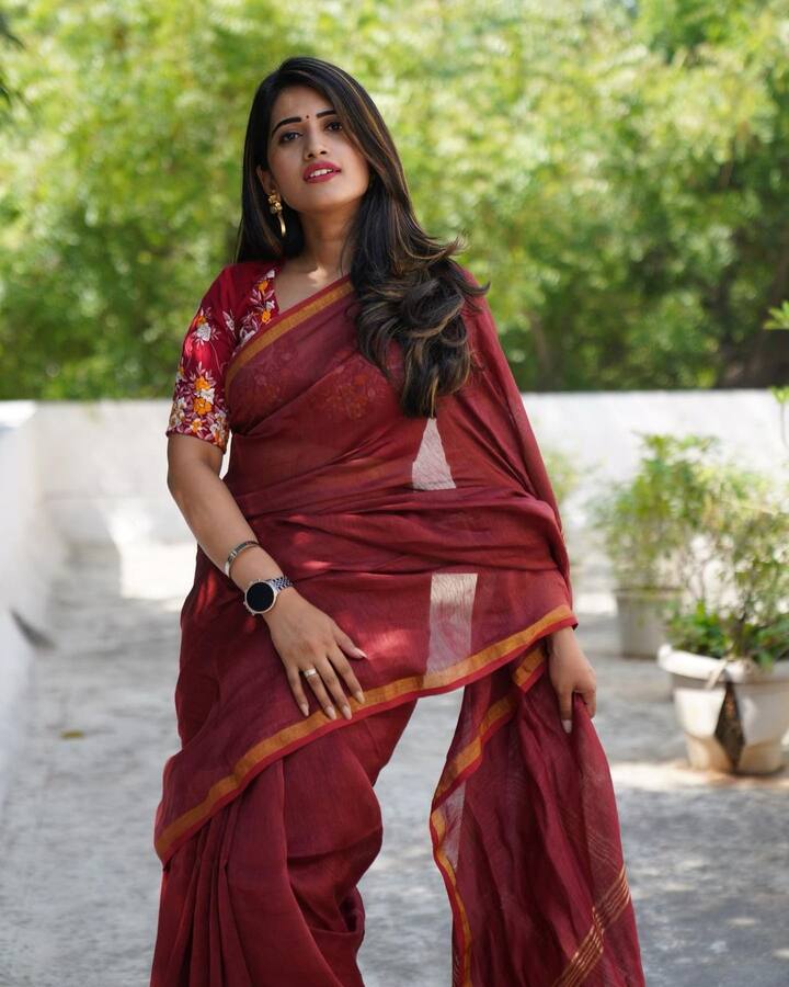 అమ్మడు అందానికి కుర్రకారు ఫిదా అవుతున్నారు. Photo Credit: sravanthi_chokarapu/ instagram