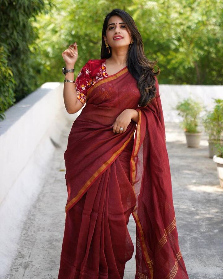 బిగ్ బాస్ షో తర్వాత యాంకర్ గా సత్తా చాటుతోంది. Photo Credit: sravanthi_chokarapu/ instagram