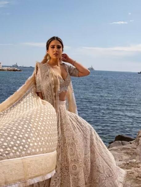 વિદેશની ધરતી પર સારા અલી ખાનની દેશી સ્ટાઈલ ફેન્સને ખૂબ જ પસંદ આવી રહી છે.
