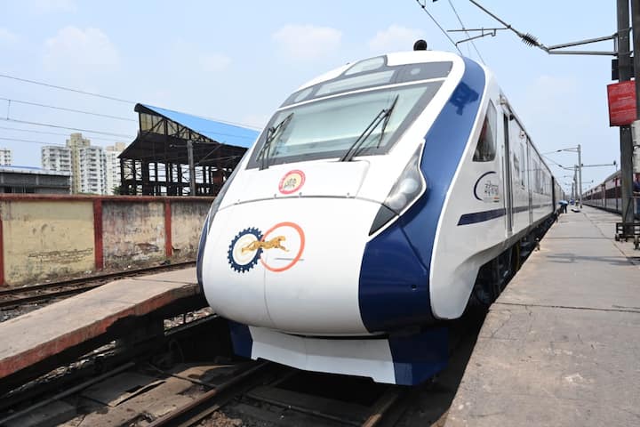 এবার হাওড়া-পুরী বন্দে ভারত এক্সপ্রেস চালু হল। বৃহস্পতিবার হাওড়া-পুরী রুটে উদ্বোধন হবে রাজ্যের দ্বিতীয় সেমি হাইস্পিড ট্রেন, বন্দে ভারত।