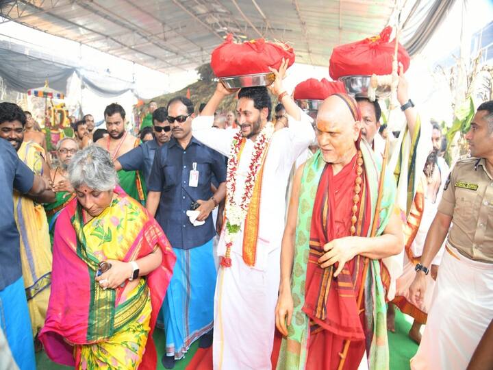 Andhra Pradesh CM YS Jagan Mohan Reddy Attends Shri Lakshmi Mahayagnam Akhanda Purnahuthi Program in Vijayawada ముగిసిన  శ్రీ లక్ష్మీ మాహాయజ్ఞం- అఖండ పూర్ణాహుతిలో పాల్గొన్న ముఖ్యమంత్రి జగన్