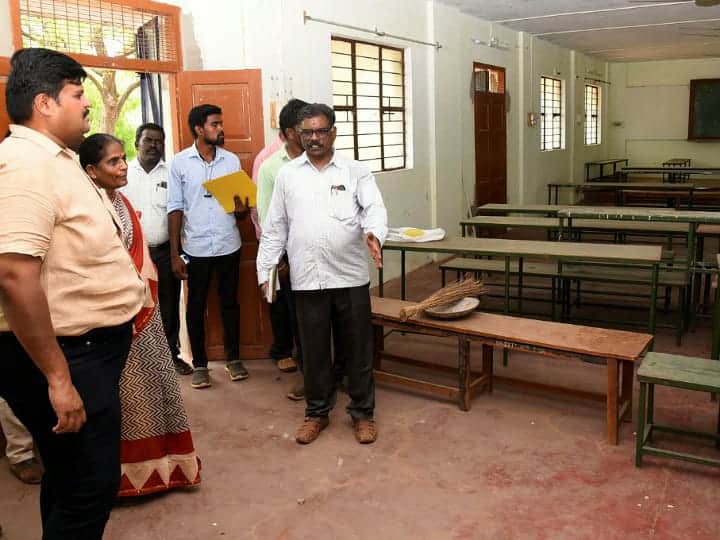 District Collector view of government model schools in Karur TNN Government model schools: கரூர் மாவட்ட அரசு மாதிரி பள்ளி  பணிகள் - மாவட்ட ஆட்சியர் நேரில் பார்வை