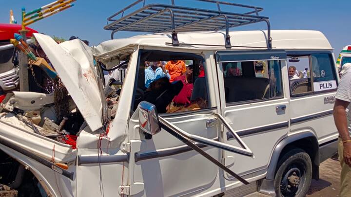 बोलेरो आणि विरुद्ध दिशेने येत असलेला विटाने भरलेल्या ट्रॅक्टरची समोरासमोर धडक होऊन भीषण अपघातात एकाच कुटुंबातील 5 जणांचा अंत झाला.