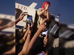 धीरेंद्र शास्त्री के चार्टर्ड प्लेन के पास उमड़ी भीड़ पर गरमाई राजनीति, महागठबंधन के आरोपों पर BJP ने दिया जवाब