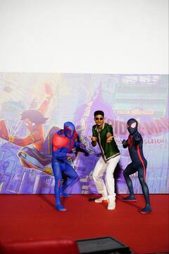 Shubman gill : ஸ்பைடர் மேனாக மாறிய இளம் கிரிக்கெட் வீரர்..கார் மேல் ஏறி நின்று போஸ் கொடுத்த சுப்மன் கில்!