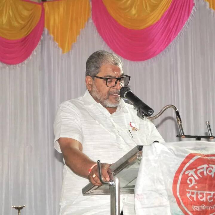 राष्ट्रीय कुस्ती महासंघांचे अध्यक्ष खासदार बृजभूषण सिंह यांच्यावर कडक कारवाई करावी, अन्यथा सरकारने त्यांना क्लीनचीट द्यावी अशी मागणी स्वाभिमानी शेतकरी संघटनेचे अध्यक्ष माजी खासदार राजू शेट्टी यांनी केली आहे. त्या्ंनी राष्ट्रपती द्रौपदी मुर्मू यांना पत्र पाठवलं आहे.