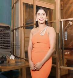 गिरते-गिरते बचीं बर्थडे मनाने पहुंची Shivangi Joshi! पैर से उतरी सैंडिल तो पिता ने ऐसे की एक्ट्रेस की मदद