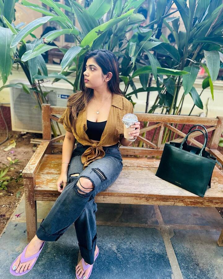 తెలుగు బుల్లితెరపై సీరియల్స్ తో పాటు జబర్దస్త్ శ్రీదేవి డ్రామా కంపెనీ వంటి షోలతో తనకంటూ మంచి గుర్తింపు తెచ్చుకుంది రీతు చౌదరి.