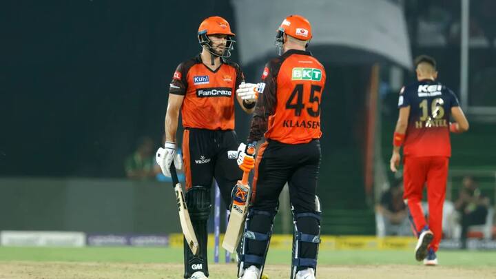 ২৮ রানে দুই উইকেট হারিয়ে ফেলার পর সানরাইজার্সের হয়ে ক্লাসেন ও মারক্রাম ৯৬ রান যোগ করেন। এর মধ্যে মারক্রামের অবদান ছিল ২০ বলে ১৮ রান।