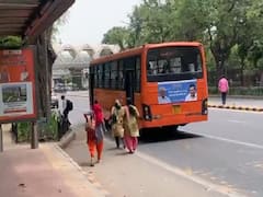 బస్టాప్‌లో మహిళల కోసం ఆగని బస్సు, వెంటనే డ్రైవర్‌ సస్పెండ్ - వీడియో