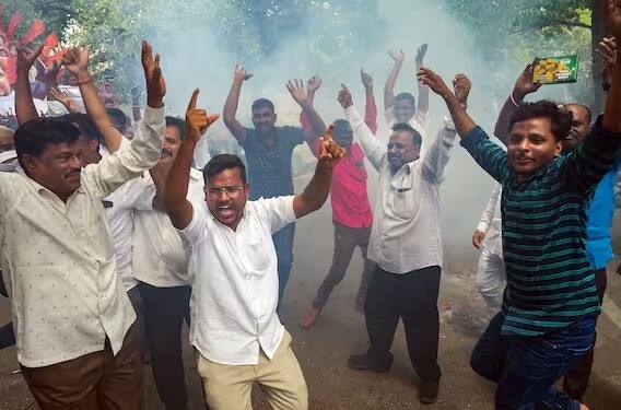 सिद्धरमय्या यांच्या समर्थकांनी फटाके फोडून, ​​नाचत आणि गाणं गात आनंद साजरा केला.
