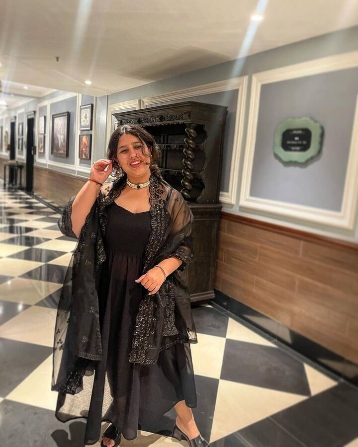 इस फिल्म का सबसे क्यूट किरदार यानि प्रिटी जिंटा की छोटी बहन जिया का किरदार निभाने वाली बच्ची क्या आपको याद है. बात कर रहे हैं झनक शुक्ला की. जो अब पहले काफी बड़ी और क्यूट हो गई हैं. उनकी तस्वीरें देखकर शायद अब आप उन्हें पहचान भी ना पाएं. आज झनक के बारे में जुड़ी कुछ खास बातें आपसे शेयर करेंगे.