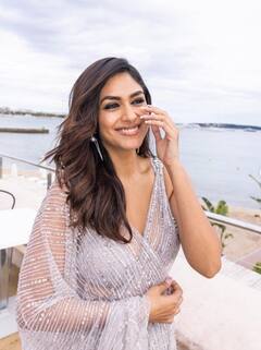 Cannes 2023: शिमरी साड़ी में कान्स के रेड कार्पेट पर उतरी Mrunal Thakur, लगीं बेहद खूबसूरत, फैंस बोले- ‘मार ही डालोगी’