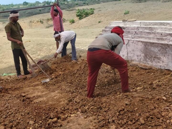 Bilaspur Police removed body from grave after 21 days allegation of kidney Theft ANN Chhattisgarh: मृतक के बेटे ने लगाया किडनी निकालने का आरोप, पुलिस ने खोदकर निकाली 21 दिन पुरानी लाश