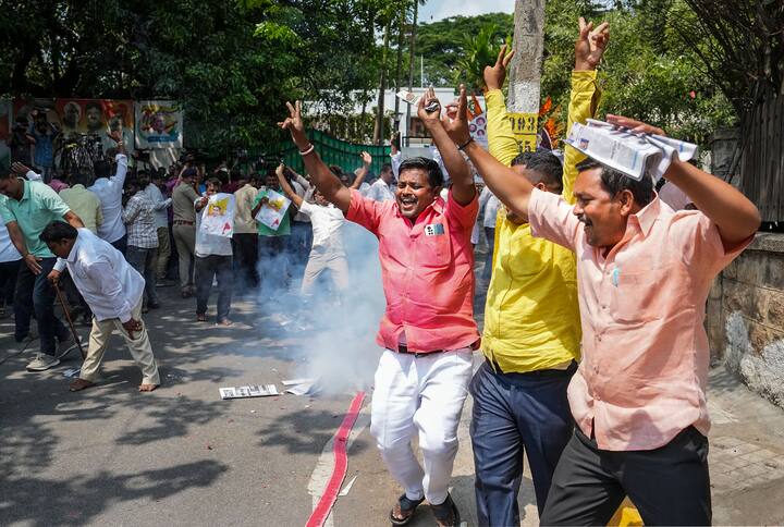 वहीं, सिद्धारमैया के नाम पर सीएम की मुहर लगने के बाद उनके समर्थकों में खुशी की लहर देखने को मिली.