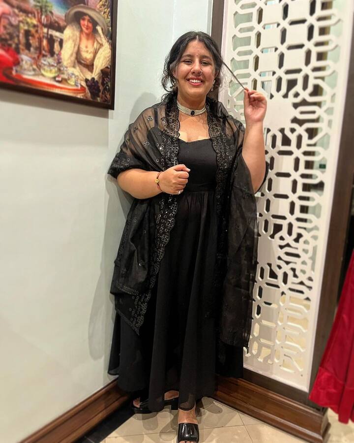 झनक शुक्ला की मां सुप्रिया शुक्ला भी टीवी इंडस्ट्री में काम करती हैं. लेकिन आज बात उनकी बेटी के करियर को लेकर कर रहे हैं. झनक के मां और पिता टीवी इंडस्ट्री में थे तो उन्हें कमर्शियल फिल्म के जरिए ब्रेक भी मिल गया.