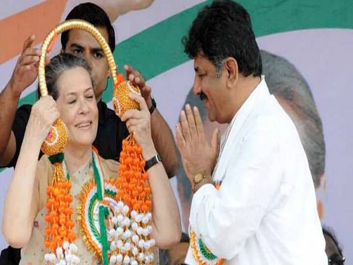 Behind DK Shivakumar Accepting Karnataka deputy CM post Sonia Gandhi Big Role பிரச்னையை முடிவுக்கு கொண்டு வந்த சோனியா காந்தி..? கர்நாடக துணை முதல்வர் பதவிக்கு ஒப்புக்கொண்ட டி.கே. சிவக்குமார்..!