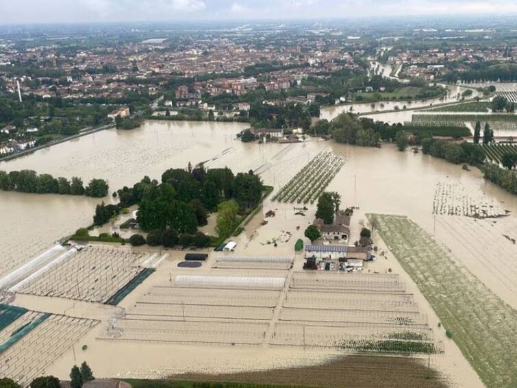 Flooding in Italy Landslides killed 9 people Formula 1 car race stopped இத்தாலியில் வெள்ள பாதிப்பு… நிலச்சரிவில் சிக்கி 9 பேர் பலி… ஃபார்முலா 1 கார் பந்தயம் நிறுத்தம்!