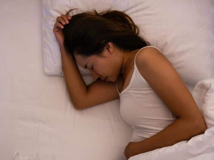 Sleeping Positions For Period Cramps Know What Is The Right Sleep Position Period Cramps: पीरियड्स में होता है असहनीय दर्द? तो इन 4 'स्लीपिंग पोजीशन' में सोना शुरू करें, तुरंत मिलेगी राहत
