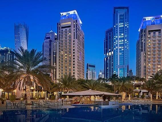 ખલાફ અલ હબતુર દાવો કરે છે કે તેમની કંપની ઉચ્ચ ગુણવત્તાના ધોરણો સાથે રેકોર્ડ સમયમાં પ્રોજેક્ટ પૂર્ણ કરશે. ખલાફ અલ હબતુરની કંપની ઘણા સેક્ટરમાં બિઝનેસ કરે છે. કંપની ઘણા સ્થળોએ વૈભવી હોટેલો ચલાવે છે અને લક્ઝરી કારના શોરૂમ પણ ધરાવે છે.