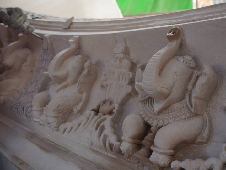 Ram Mandir News: राम भक्तों के 500 वर्षों का इंतजार अब खत्म होने जा रहा है. भगवान श्रीराम के दिव्य भव्य मंदिर का निर्माण कार्य तेजी से चल रहा है. जहां एक तरफ छत की ढलाई शुरू हो गई हैं तो वहीं दूसरी तरफ मूर्तियों की ढलाई का भी काम चल रहा है.