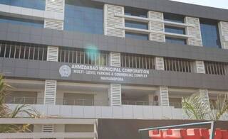 Ahmedabad: AMCના મલ્ટિલેવલ પાર્કિંગને જ બુટલેગરોએ દારૂનો બનાવ્યો અડ્ડો, 76 લાખનો મુદ્દામાલ જપ્ત