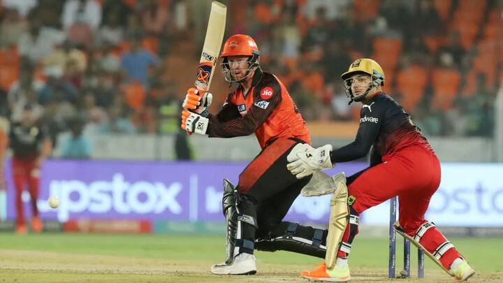 গোটা মরসুম জুড়েই বিধ্বংসী ফর্মে থাকা ক্লাসেন এদিনও ব্যাট হাতে জ্বলে উঠেন। নিজের আইপিএল কেরিয়ারের প্রথম শতরান হাঁকান তিনি।