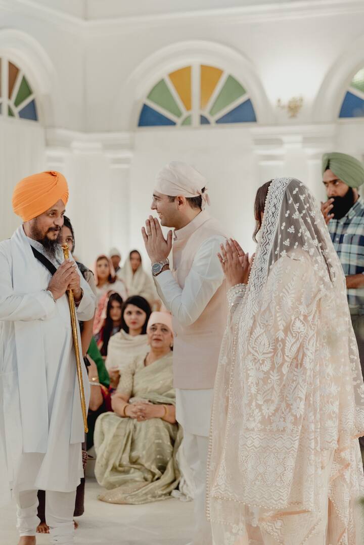 एक्ट्रेस द्वारा शेयर की गई सगाई की नई तस्वीरों में अकाल तख्त के जत्थेदार सिंह साहिब ज्ञानी हरप्रीत सिंह भी कपल के साथ नजर आ रहे हैं. परिणीति ने अकाल तख्त के जत्थेदार को उनकी सगाई में आकर आशीर्वाद देने के ले शुक्रिया भी किया है.