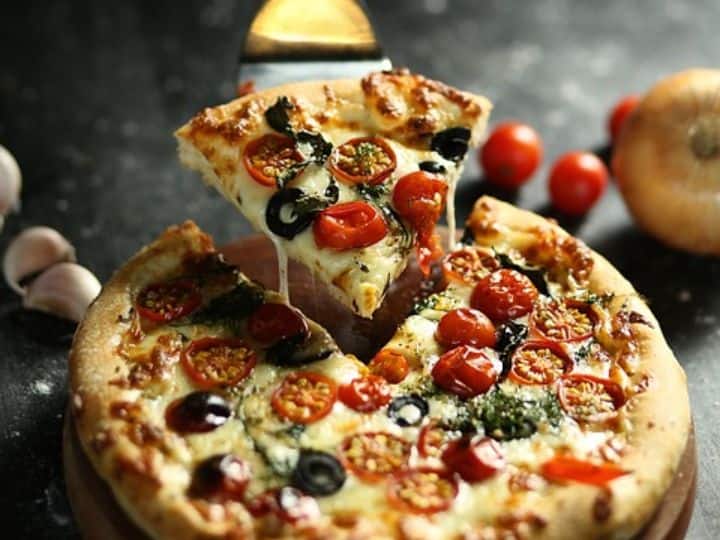 Pizza Health Risk Know Disadvantages Of Eating Too Much Pizza Every Week Pizza Health Risk: क्या हर हफ्ते पिज्जा खाते हैं आप? जानिए इससे आपके शरीर पर क्या प्रभाव पड़ते हैं?