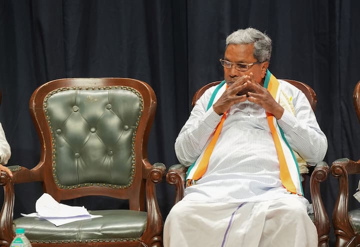 सिद्धारमैया को कांग्रेस के ज्यादातर विधायकों का समर्थन भी हासिल है, जिन्होंने राज्य में पार्टी विधायक दल की पहली बैठक में हुए गुप्त मतदान में मुख्यमंत्री पद के लिए उनके नाम के पक्ष में मतदान किया.