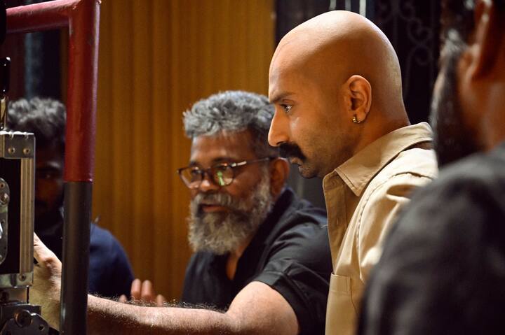 தற்போது புஷ்பா படத்தின் வில்லனான ஃபகத் ஃபாசில் நடிக்க வேண்டிய காட்சிகளின் படப்பிடிப்பு நிறைவடைந்துள்ளது. ஃபஹத் ஃபாசிலின் இந்த புகைப்படம் வைரலாகி வருகிறது.