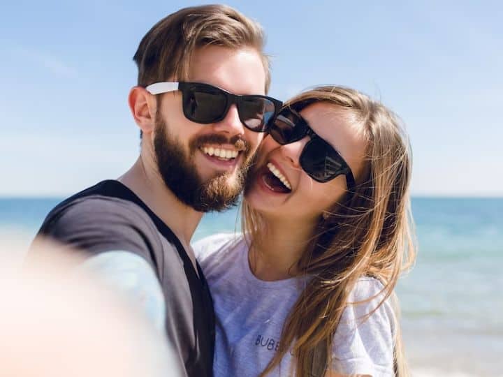 आपको अपने पार्टनर की दाढ़ी की वजह से स्किन रैशेज हो सकते हैं. ऐसा इसलिए क्योंकि दाढ़ी के बाल मोटे और कांटेदार होते हैं, जिससे त्वचा पर घर्षण पैदा होता है और जलन होने लगती है.