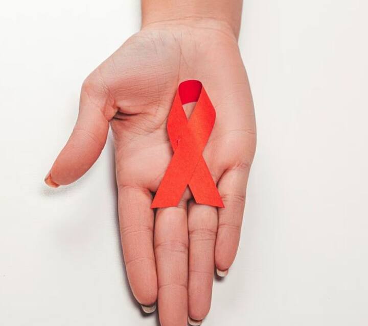 ਕੀ ਹਨ ਏਡਜ਼ ਦੇ ਲੱਛਣ :  ਤੇਜ਼ ਬੁਖਾਰ ਅਤੇ ਲਗਾਤਾਰ ਖੰਘ, ਮੂੰਹ ਵਿੱਚ ਚਿੱਟੇ ਧੱਬਿਆਂ ਦਿਖਾਈ ਦੇਣ, ਅਚਾਨਕ ਭਾਰ ਘਟਣਾ ਬਹੁਤ ਜ਼ਿਆਦਾ ਥਕਾਵਟ ਬਹੁਤ ਜ਼ਿਆਦਾ ਸਰੀਰ ਨੂੰ ਪਸੀਨਾ ਆਉਣਾ ਵਾਰ-ਵਾਰ ਦਸਤ ਲਗਣਾ।