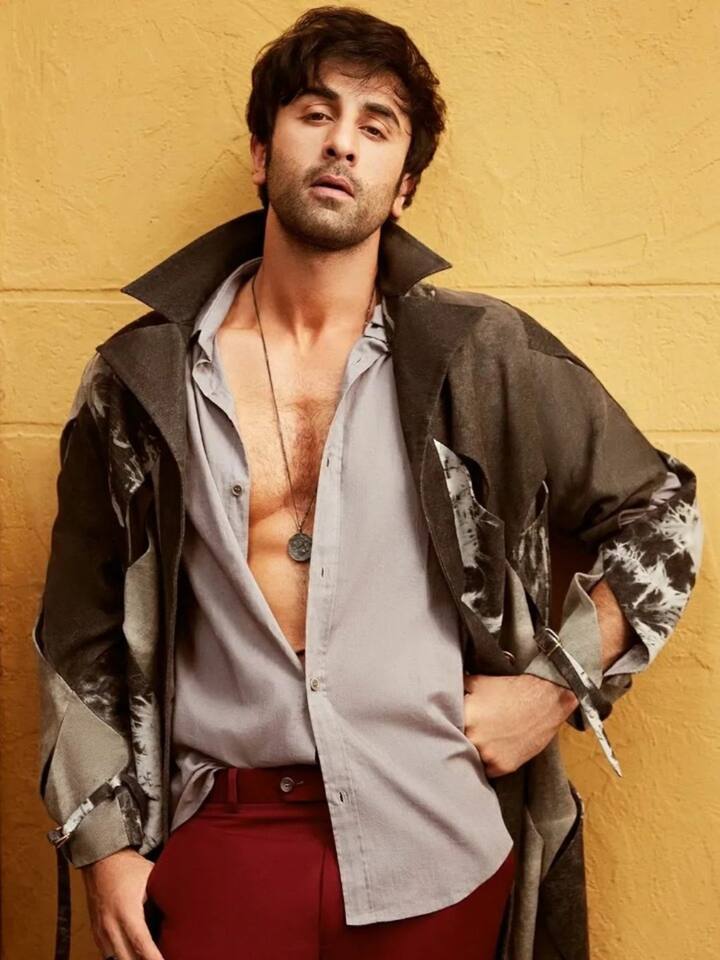 रणबीर कपूर – बॉलीवुड एक्टर रणबीर कपूर भी इंडस्ट्री के दिलफेंक आशिकों में से एक हैं. रणबीर का खूबसूरत एक्ट्रेस दीपिका पादुकोण और कैटरीना कैफ को डेट कर चुके हैं. फिर जब एक्टर को आलिया भट्ट में अपना सच्चा प्यार मिला और दोनों ने शादी कर ली.