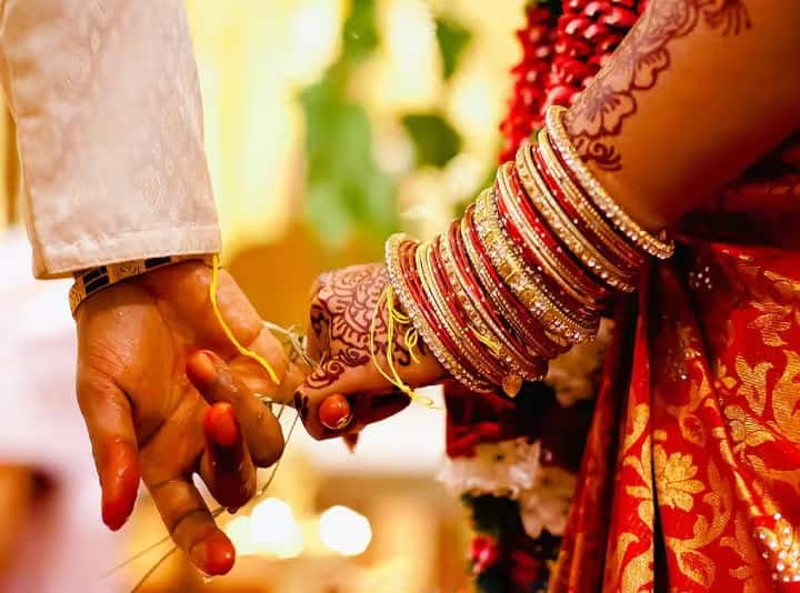 Ghazipur crazy lover filled sindoor on the bride during Jaimala in front of groom ANN Ghazipur Crime: गाजीपुर में सिरफिरे आशिक की करतूत, दूल्हे के सामने दुल्हन की भरी मांग, जानें- फिर क्या हुआ?