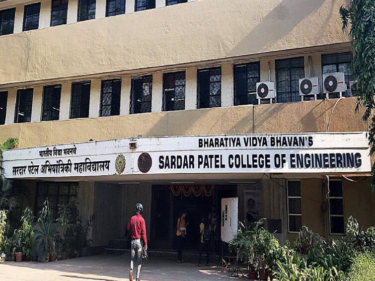 Allegation of not allowing students from SC ST OBC in graduation ceremony due to non-payment of increased fees Sardar Patel College of Engineering Mumbai वाढीव फी न भरल्याने मागासवर्गीय विद्यार्थ्यांना पदवीदान सभारंभातून वगळल्याचा आरोप; सरदार पटेल अभियांत्रिकी कॉलेजमधील प्रकार