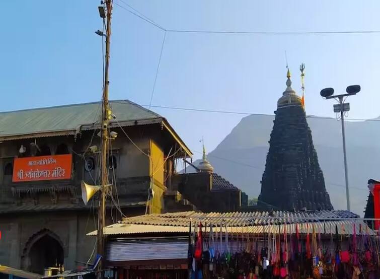 Nashik News The number of devotees and tourists declined by 40 to 50 percent due to the dispute over Trimbakeshwar temple entry Trimbakeshwar Controversy : त्र्यंबकेश्वर मंदिर प्रवेशाच्या वादाचा परिणाम; भाविकांची संख्या 40 ते 50 टक्क्यांनी रोडावली