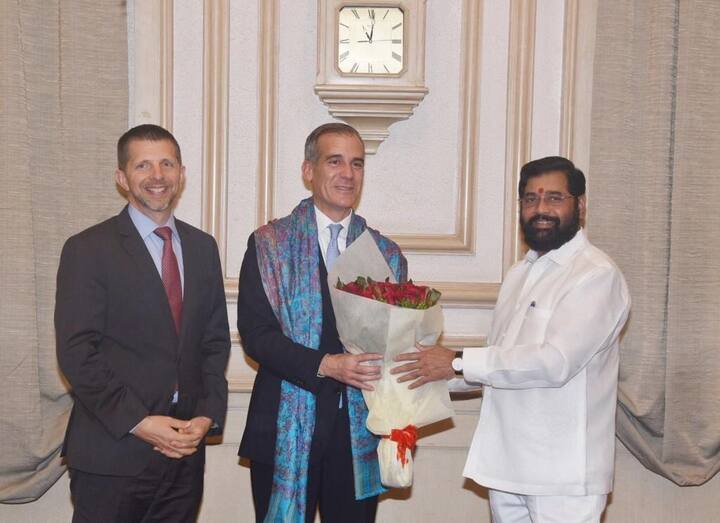 एरिक गार्सेटी यांच्या नेतृत्वाखालील शिष्टमंडळाने सह्याद्री अतिथीगृहावर मुख्यमंत्री एकनाथ शिंदेंची भेट घेतली.