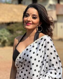 वयाच्या चाळीशीतही मोनालिसाचा जलवा; ग्लॅमरस लूकवर चाहते फिदा